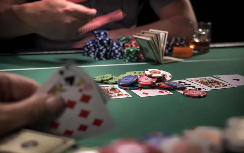 Cù lũ là một bộ bài trong Poker bao gồm ba lá bài giống nhau cùng với một cặp lá bài khác