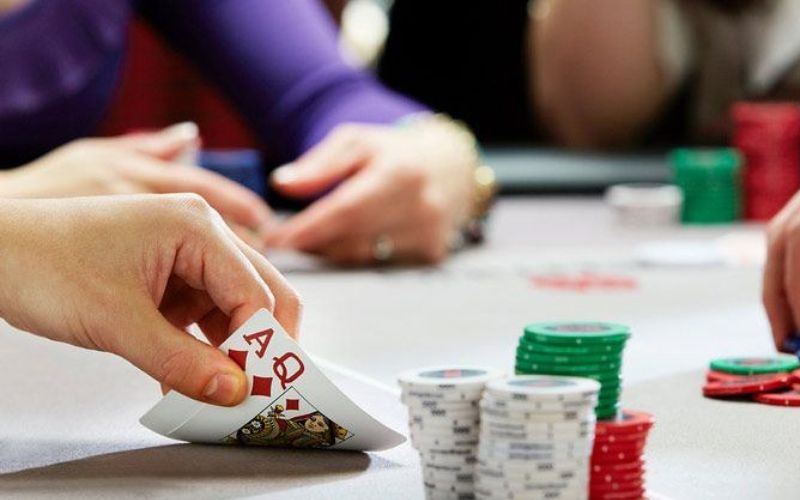Bỏ túi tips chơi bài dễ thắng trên bàn cược Poker